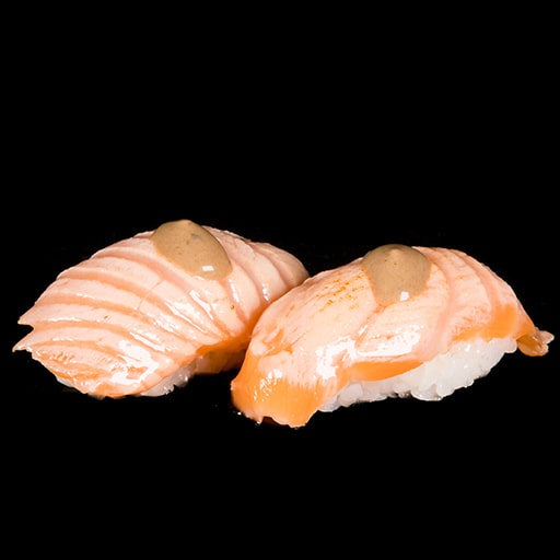 NIGRIRI DE SALMÓN FLAMBEADO